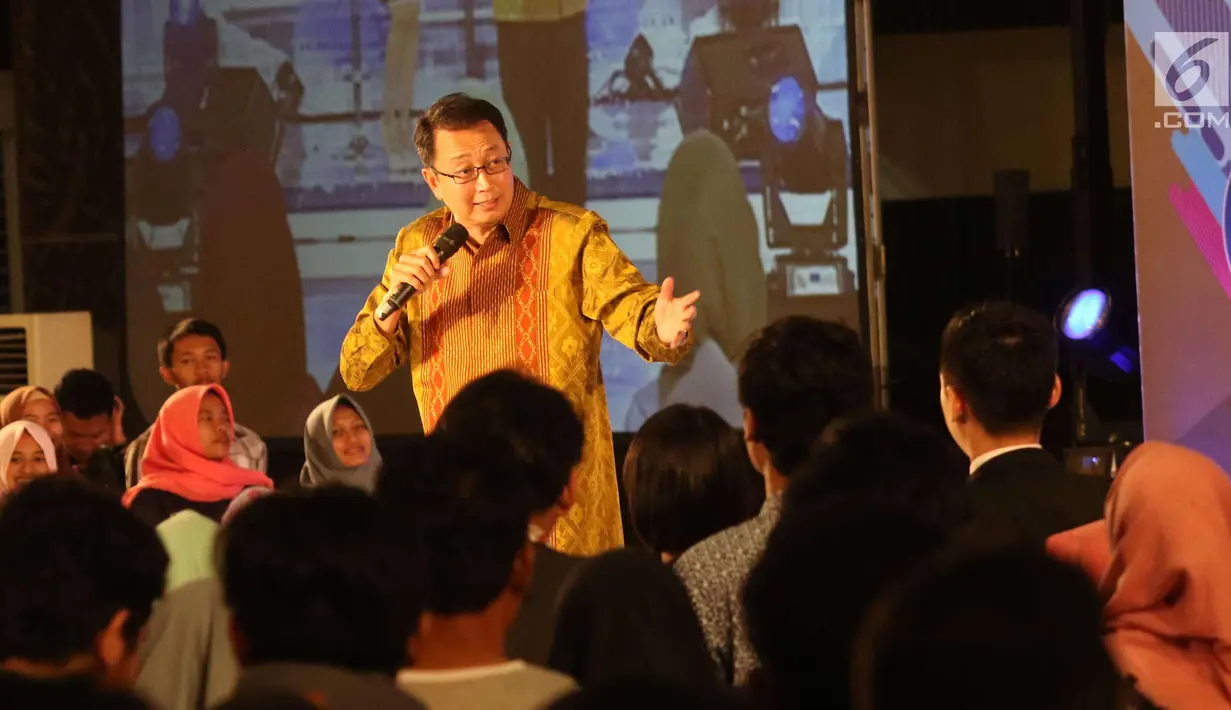 Motivator Tung Desem Waringin menjadi narasumber Inspiring People di EGTC 2017 di Universitas Gadjah Mada, Yogyakarta, Rabu (1/11). EGTC 2017 berlangsung dua hari pada Selasa 31 Oktober 2017 dan Rabu 1 November 2017. (Liputan6.com/Helmi Afandi)