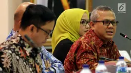 Ketua KPU Arief Budiman saat memimpin rapat Penyampaian Penetapan Daerah Pemilihan dan Alokasi Kursi Anggota DPRD Kab/Kota Pemilu 2019 di Kantor KPU Pusat, Jakarta, Rabu (18/4). (Liputan6.com/JohanTallo)