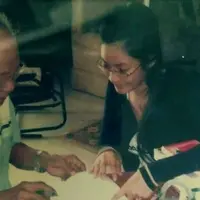 Happy Salma saat meminta tanda tangan Pramoedya Ananta Toer