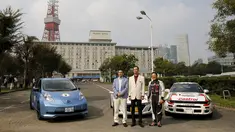 Presiden Toyota Motor Corp Akio Toyoda, Honda Motor Co Chairman Fumihiko Ike dan Nissan Motor Co CCO Hiroto Nishikawa (ka-ki) saat berpose di Tokyo, Jepang, Sabtu (24/10/2015).  Ini dalam promosi  Tokyo motor Show  24 Oktober nanti. (REUTERS/Toru Hanai)