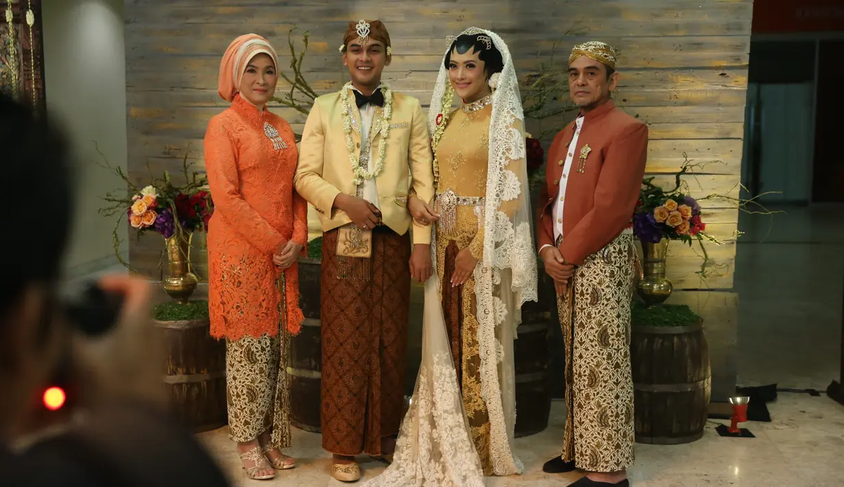 Sambil terbata-bata, Aditya minta restu pada orang tua untuk menikah dengan lelaki pilihannya. Air mata juara favorit gadis sampul 2003 itu tak terbendung lagi membasahi pipinya. Kemudian mempelai pria. (Nurwahyunan/Bintang.com)