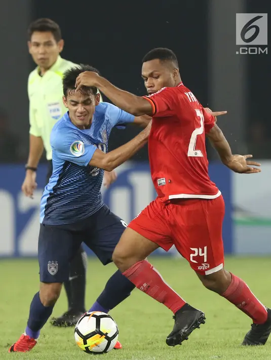 Gelandang Persija, Yan Pieter Nasadit (kanan) berebut bola dengan pemain Johor Darul Takzim, Hariss Harun pada lanjutan penyisihan Grup H Piala Asia 2018 di Stadion GBK, Jakarta, Selasa (10/4). Persija menang telak 4-0. (Liputan6.com/Helmi Fithriansyah)