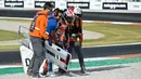 Pembalap Repsol Honda, Marc Marquez (tengah) mendapatkan bantuan tim medis setelah bersenggolan dengan pembalap Pramac Racing, Jorge Martin dalam MotoGP Valencia yang berlangsung di Sirkuit Ricardo Tormo, Valencia, Spanyol Minggu (26/11/2023). (AFP/Javier Soriano)