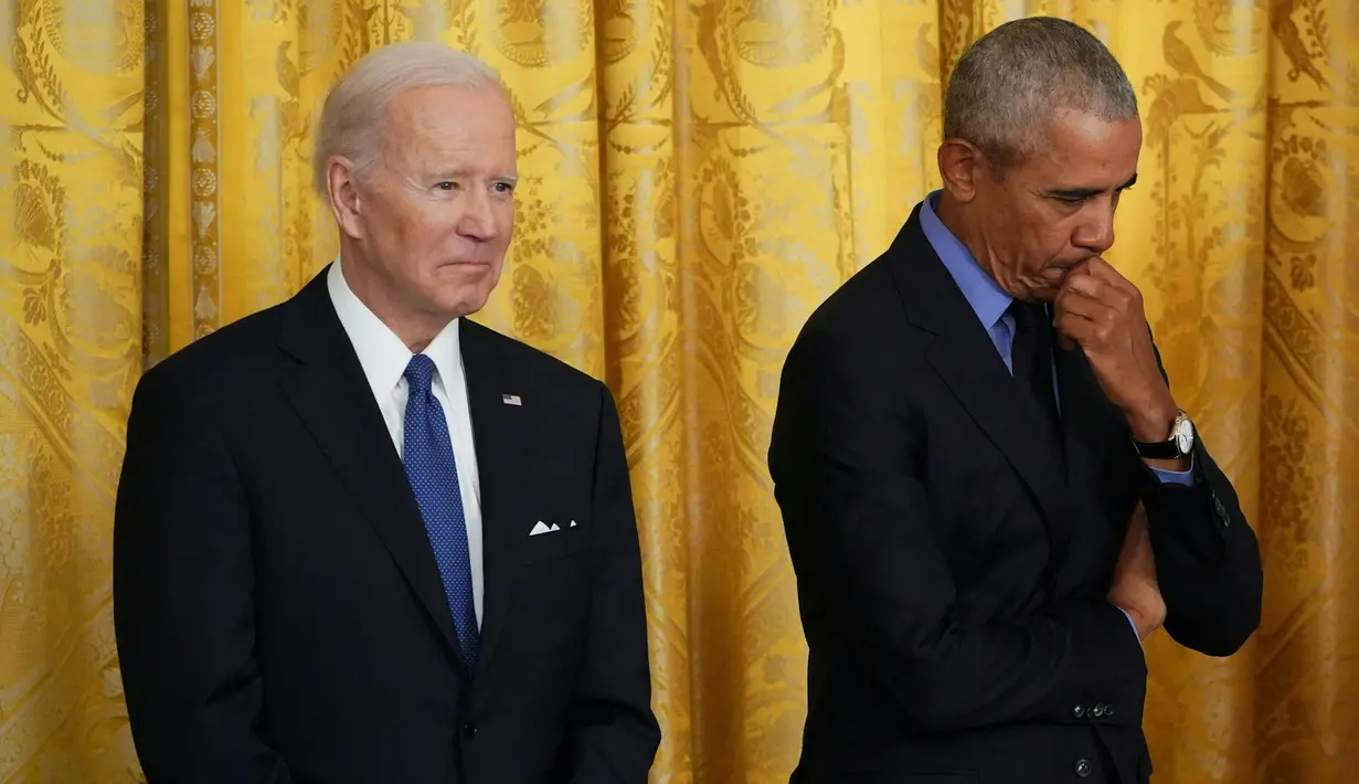 Presiden AS Joe Biden, dan mantan Presiden Barack Obama mendengarkan Wakil Presiden AS Kamala Harris (di luar bingkai) berbicara tentang Undang-Undang Perawatan Terjangkau dan Medicaid di East Room Gedung Putih di Washington, 5 April 2022. (MANDEL NGAN / AFP)