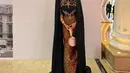 Istri mendiang Glenn Fredly, Mutia Ayu mengenakan dress batik panjang dipadukan cape hitam panjang. [@mutia_ayuu]
