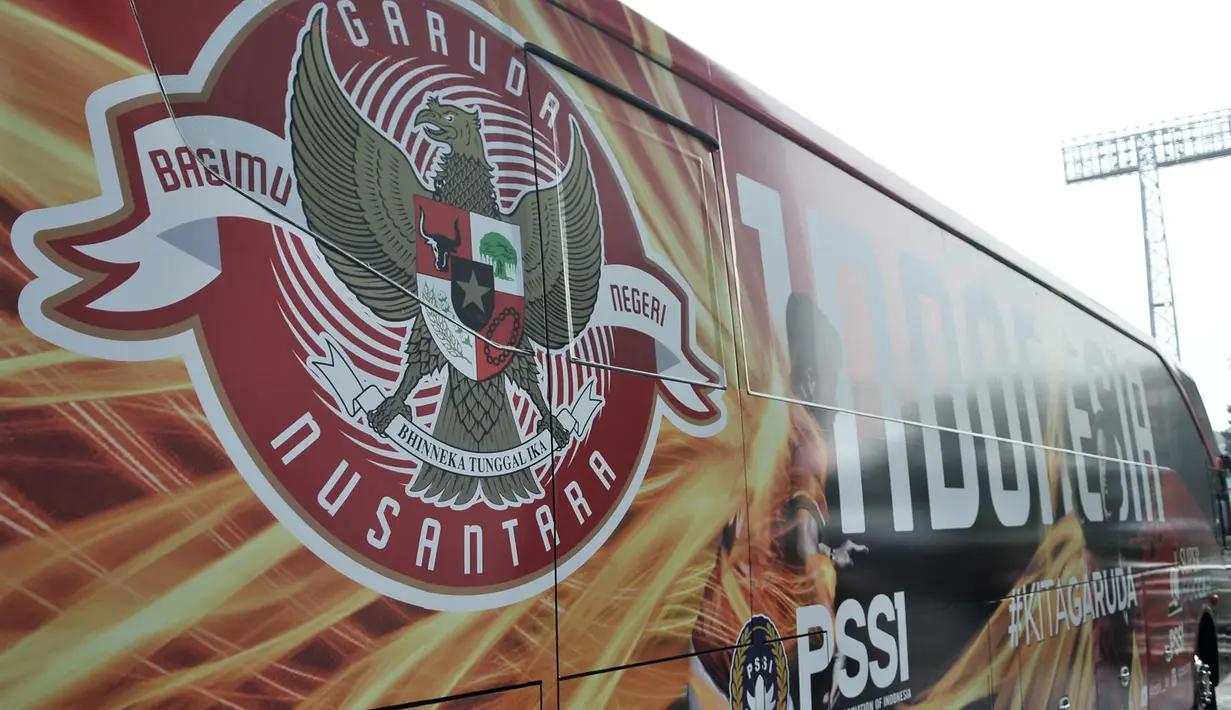 Lambang garuda terpampang di bagian luar bus baru Timnas Indonesia saat diluncurkan di Gelora Bung Karno (GBK), Jakarta, Minggu (22/7). (Merdeka.com/Iqbal Nugroho)