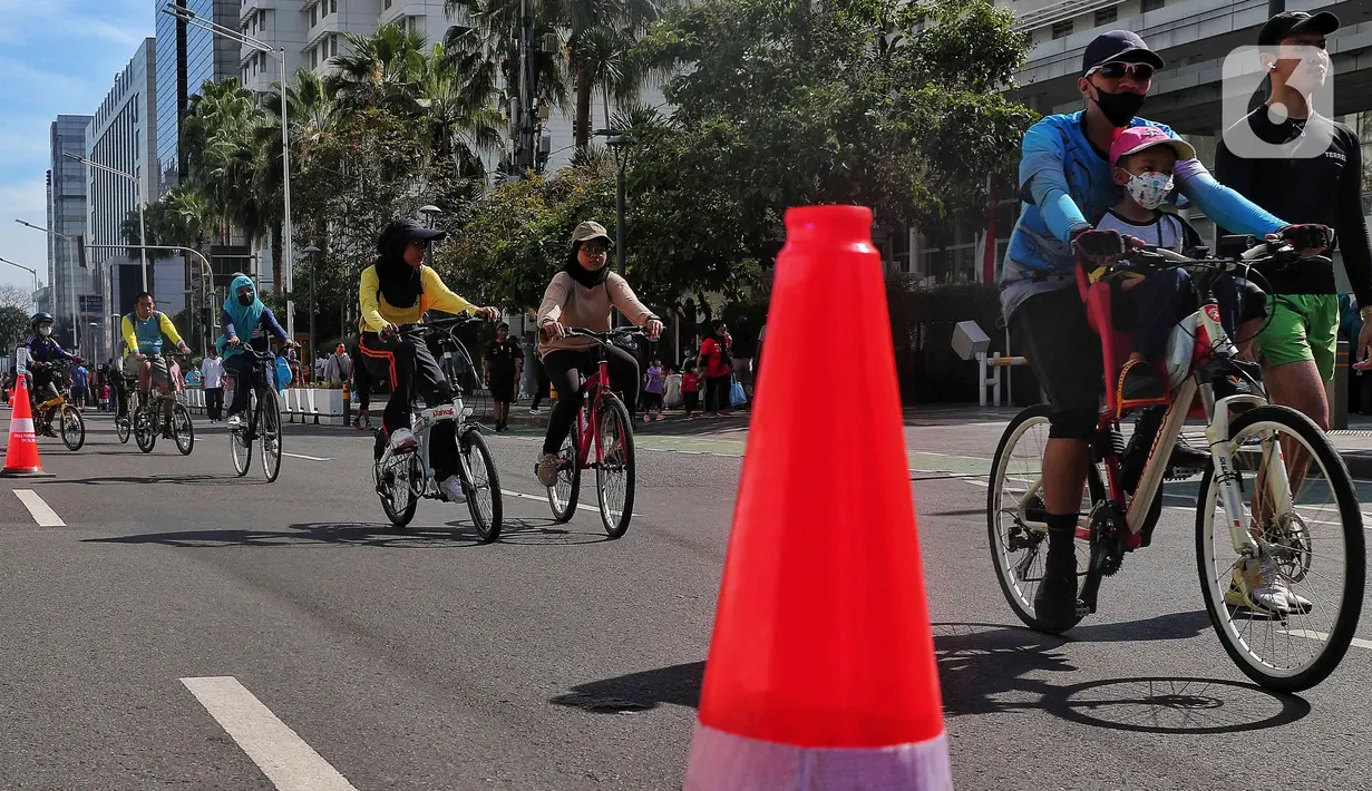 Warga bersepeda saat Car Free Day di Kawasan Bundaran HI, Jakarta, Minggu (4/9/2022). Pemerintah Provinsi DKI Jakarta akan memiliki jalur sepeda hingga 309,5 kilometer. (Liputan6.com/Angga Yuniar)