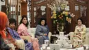Suasana pertemuan Presiden ke-5 RI Megawati Soekarnoputri dengan istri PM Malaysia Najib Razak, Rosmah Mansor di kediaman Megawati, Jalan Teuku Umar, Jakarta Pusat, Selasa (7/3). Sejumlah menteri Kabinet Kerja juga ikut hadir (Liputan6.com/Faizal Fanani)