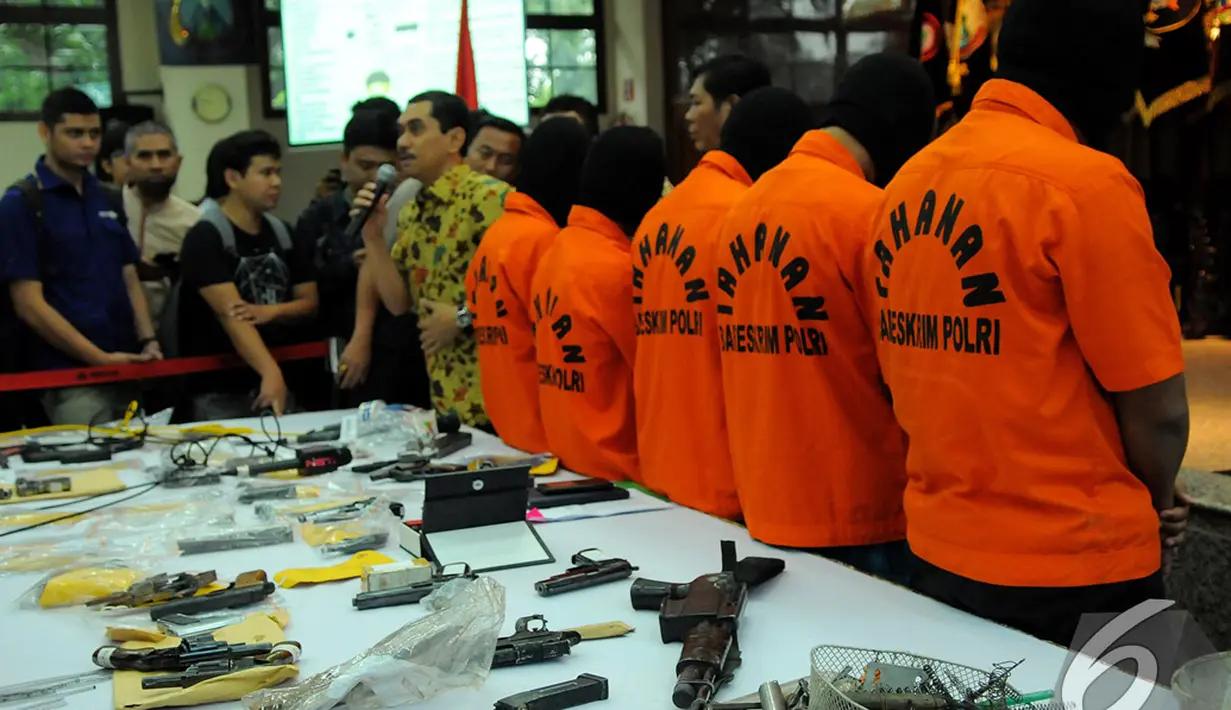 Mabes Polri membongkar jaringan pembuatan dan penjualan senjata api ilegal, Jakarta. Foto diambil pada Jumat (7/11/2014) (Liputan6.com/Faisal R Syam)