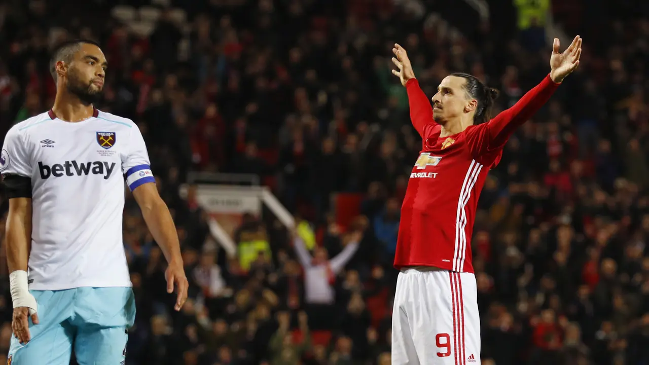 Bastian Schweinsteiger Bermain, Rooney Berdarah, Manchester United Menang