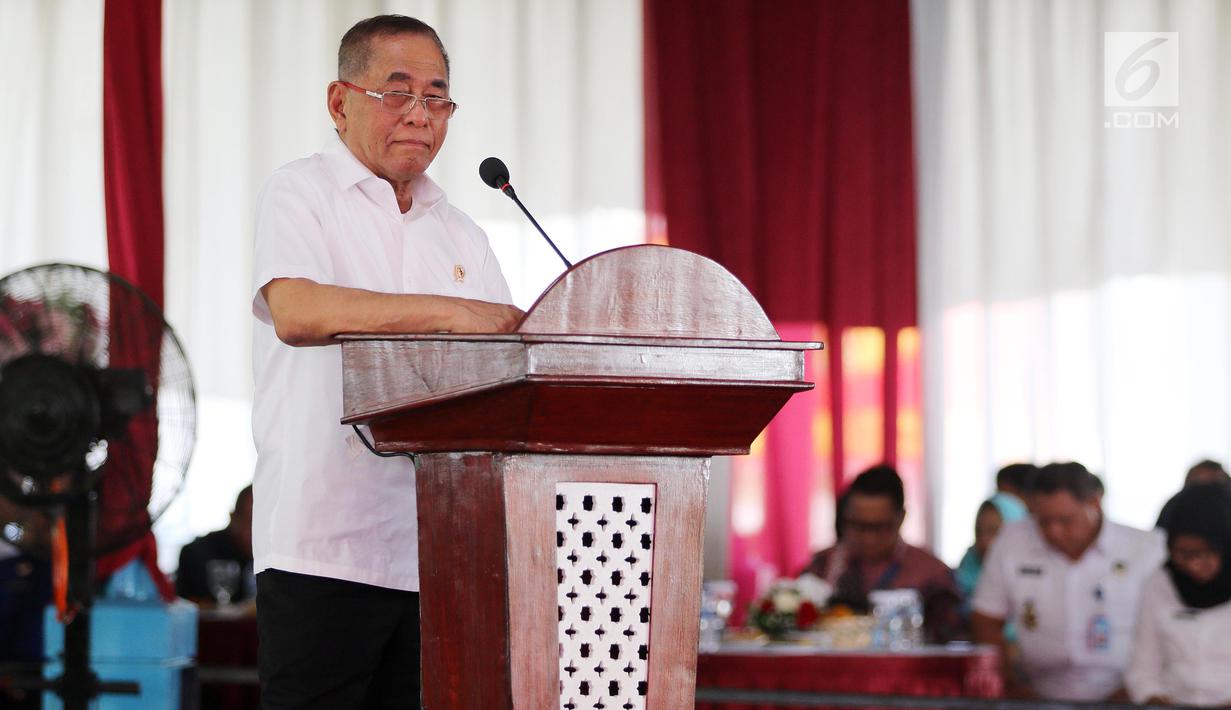 Menteri Pertahanan Ryamizard Ryacudu memberi sambutan dalam launching buku bela negara di LP Klas I Cipinang, Jakarta, Kamis (29/3). Ryamizard menyebut program ini bertujuan untuk mengembangkan cinta terhadap Tanah Air. (Liputan6.com/JohanTallo)