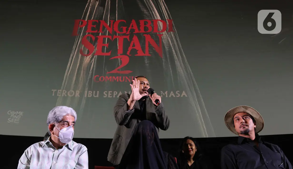 Sutradara Joko Anwar memberikan keterangan saat konferensi pers di Jakarta, Selasa (2/8/2022). Film Pengabdi Setan 2: Communion segera tayang di bioskop di Indonesia pada 4 Agustus mendatang. (Liputan6.com/Herman Zakharia)