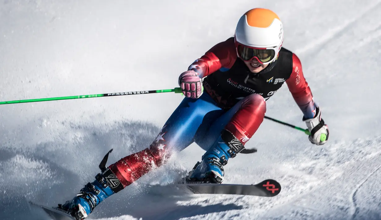 Maya Simkowitz Nakachi dari Jepang kehilangan kontrol dan tabrakan selama slalom wanita musim dingin Winter Games NZ di Cardrona, Queenstown, Selandia Baru, (29/8). (Iain McGregor / Winter Games NZ via AP)