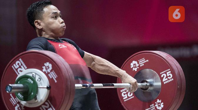 Lifter Indonesia, Eko Yuli Irawan, saat berlaga pada Asian Games di JIExpo, Jakarta, Selasa, (21/8/2018). Eko Yuli berhasil menyumbang medali emas angkat besi putra kelas 62kg. (Bola.com/Peksi Cahyo)