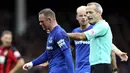 Striker Everton, Wayne Rooney, meninggalkan lapangan usai mengalami pendarahan di mata kirinya pada Premier League, di Stadion Goodison Park, Sabtu (23/9/2017). Everton menang 2-1 atas Bournemouth. (AP/Barrington Coombs)