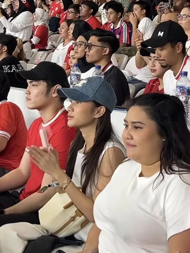 Azizah Salsha Serba Putih  saat Menyaksikan Timnas Indonesia vs Arab. [@andre_rosiade]