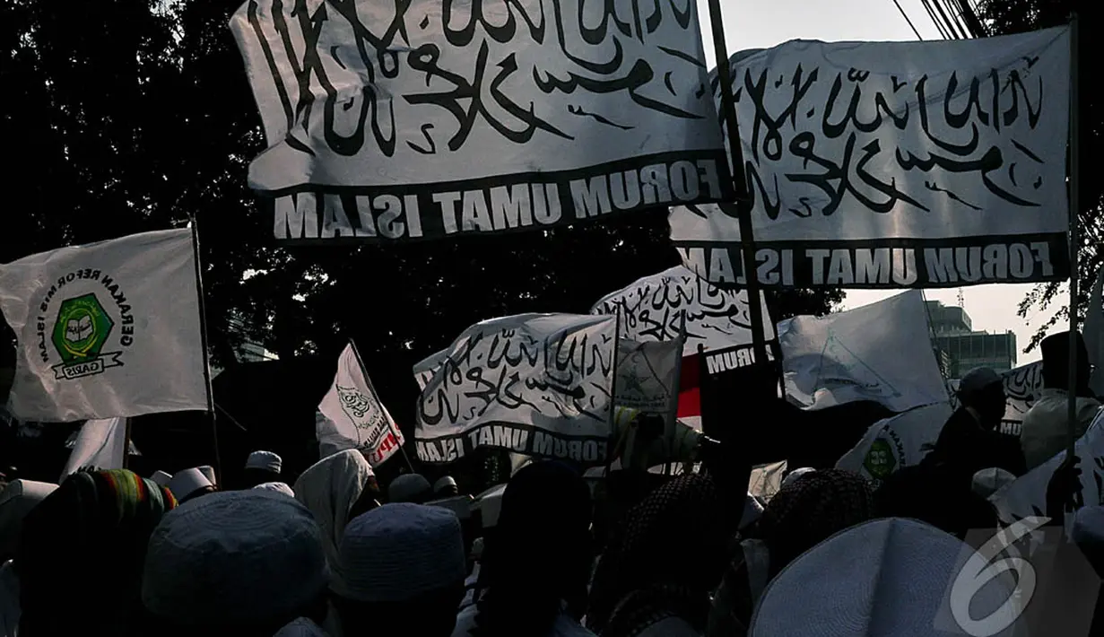 Bendera FPI dan FUI tampak berkibar di depan Gedung DPRD DKI, Jakarta, (17/10/14). (Liputan6.com/Johan Tallo)