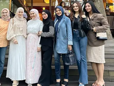 Lesti Kejora dengan beberapa artis lainnya terlihat kumpul bersama. Bahkan, dalam unggahan di media sosial, geng Lesti Kejora ini bernama Mamayu. (Liputan6.com/IG/@dindahw)