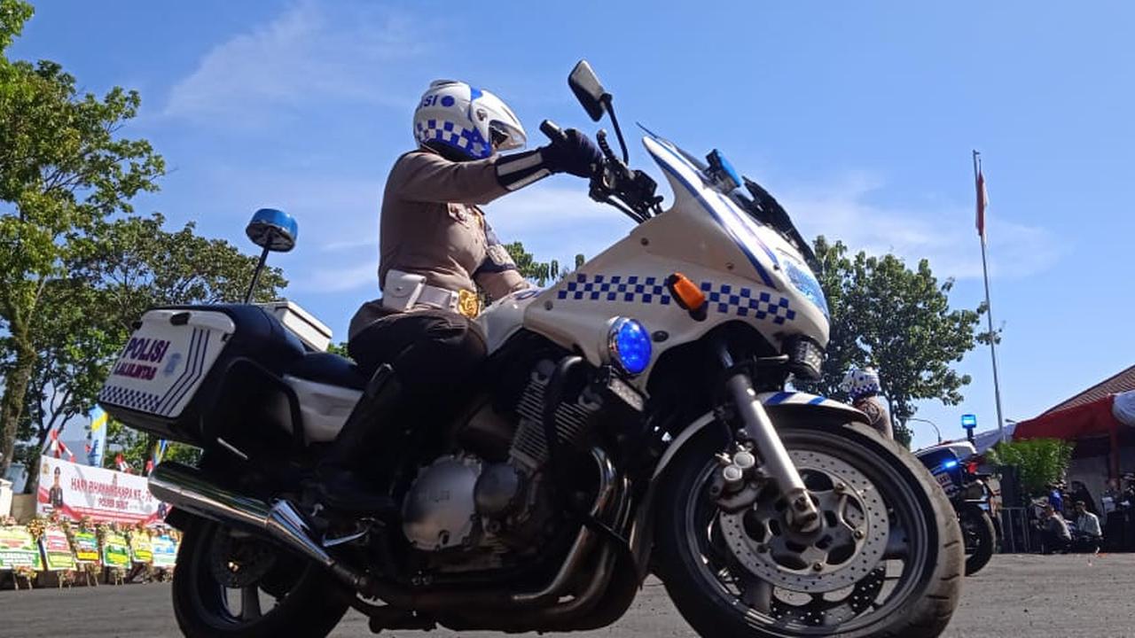 Kepiawaian seorang polwan menggendarai motor gede (Moge) patroli untuk mengimbangi ketangkasan dua freestyler dalam perayaan ke-76 HUT Bhayangkara di Mapolres Garut, cukup menghibur penonton yang hadir. (Liputan6.com/Jayadi Supriadin)