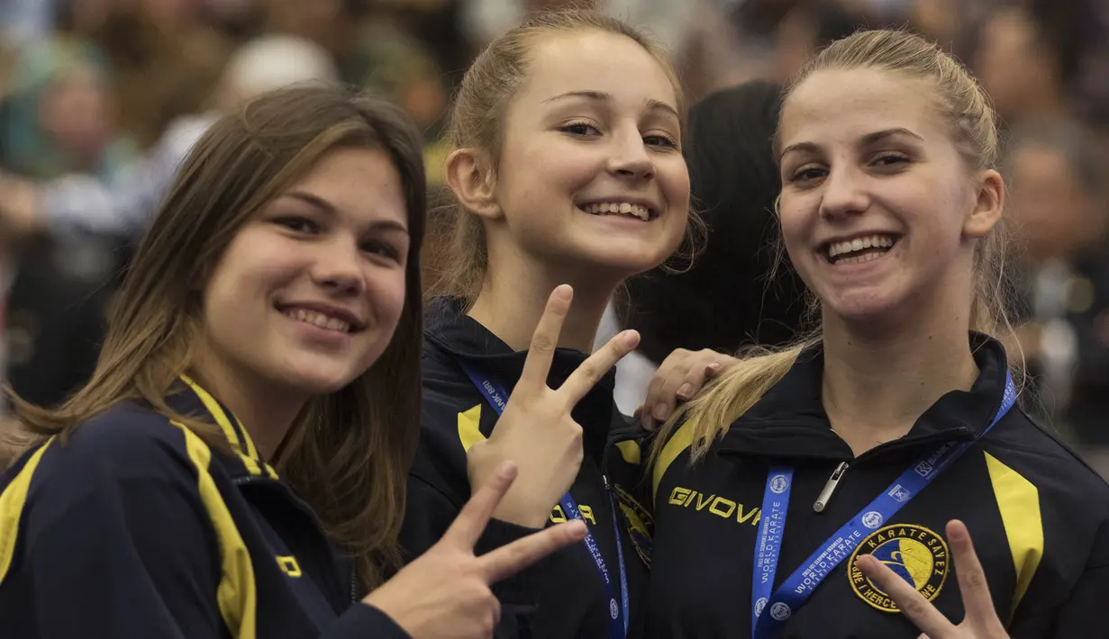 Para karateka Bosnia berpose saat pembukaan Kejuaraan Dunia Karate Junior, Cadet, dan U-21 2015. (Bola.com/Vitalis Yogi Trisna)