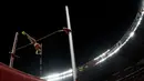 Atlet China, Ling Li, melakukan lompatan saat turun pada nomor lompat galah cabang atletik Asian Games di SUGBK, Jakarta, Selasa (28/8/2018). (Bola.com/Vitalis Yogi Trisna)
