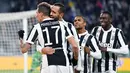 Para pemain Juventus merayakan gol Mario Mandzukic (kiri) saat melawan Crotone pada lanjutan Premier League di Allianz Stadium, Turin, Italy, (26/11/2017). Juventus menang 3-1. (Alessandro Di Marco/ANSA via AP)