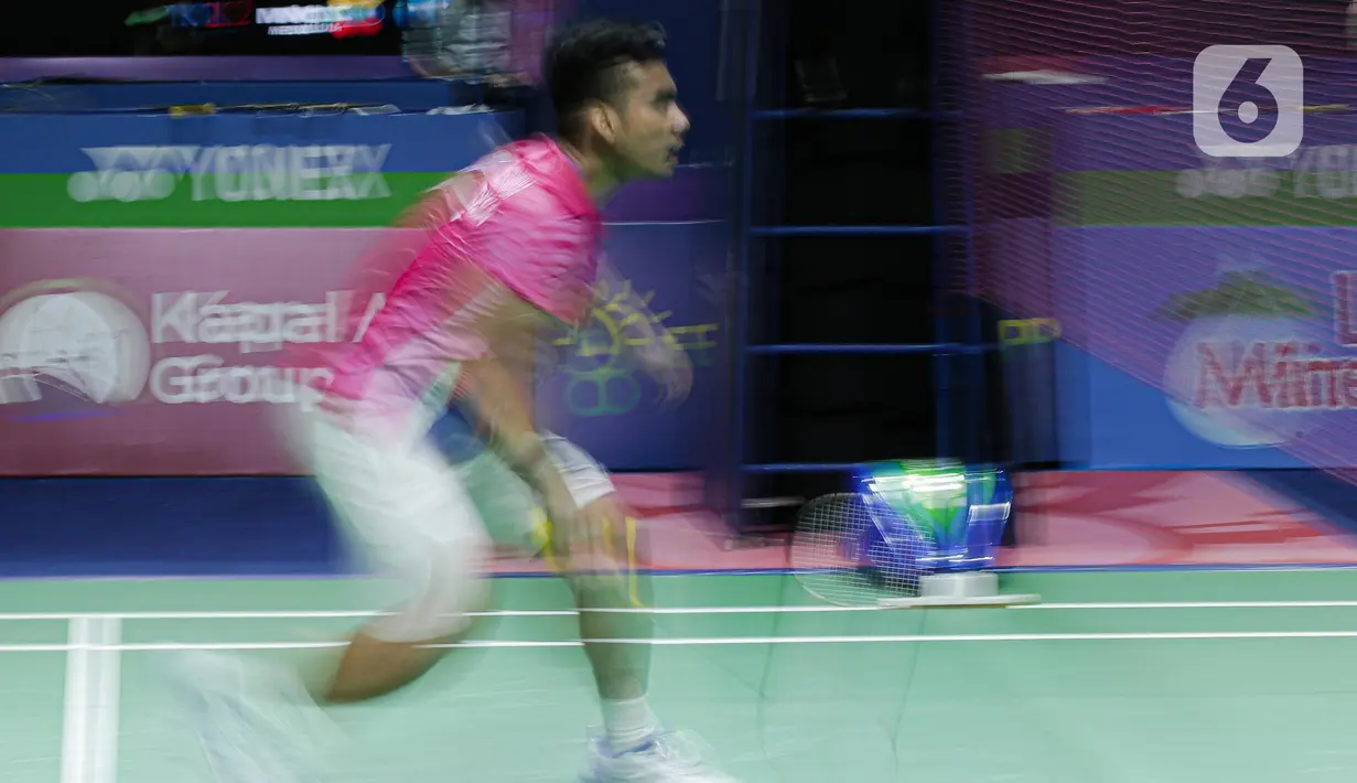 Pebulu tangkis ganda putra Indonesia, Pramudya Kusumawardana/Yeremia Rambitan saat bertanding melawan Lee Yang/Wang Chi Lin dari Taipe pada babak 16 besar East Ventures Indonesia Open 2022 di Istora Senayan, Jakarta, Kamis (16/6/2022). Pramudya/Yeremia menang dengan skor 21-16, 17-21 dan 21-14. (Liputan6.com/Faizal Fanani)