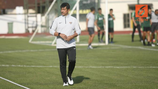 Pelatih Timnas Indonesia U-22, Indra Sjafri. (Bola.com/Vincentius Atmaja)