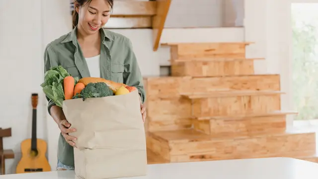 Ilustrasi setelah belanja/freepik.com/tirachardz