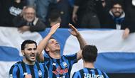 Gelandang Atalanta, Mario Pasalic (tengah), merayakan gol pertama timnya dalam pertandingan Serie A Italia antara Atalanta melawan Napoli di New Balance Arena, Bergamo, pada 22 Februari 2026. (Isabella BONOTTO / AFP)