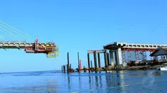 Sebuah bangunan di pelabuhan Manado tampak terhenti di tengah proses pembangunannya, Minggu (7/9/14). (Liputan6.com/Faisal R Syam)