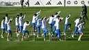 Di sisi lain, duel ini menjadi kesempatan bagi tuan rumah untuk mengejar kemenangan perdana di kompetisi musim ini. Tampak dalam foto, para pemain Real Madrid berlatih selama sesi latihan jelang matchday 5 league phase Liga Champions 2025/2026 melawan Olympiakos FC di Real Madrid Sports City, Valdebebas, pada Selasa 25 November 2025. (Javier SORIANO/AFP)