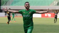 Gelandang Bhayangkara FC, Ilija Spasojevic merayakan gol yang dicetak Otavio Dutra ke gawang Sriwijaya FC pada lanjutan Liga 1 Indonesia di Stadion Patriot Candrabhaga, Bekasi,, Minggu (20/8). Bhayangkara FC menang 2-1. (Liputan6.com/Helmi Fithriansyah)