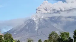 Gunung Sinabung mengeluarkan erupsi asap tebal ke udara di Karo, Sumatera Utara, Minggu, (23/8/2020). Untuk kesekian kalinnya Gunung Sinabung kembali erupsi dengan menyemburkan abu vulkanis ke udara hingga radius 2 kilometer. (Muhammad Zulfan Dalimunthe / AFP)