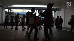 i Salsa menari di terowongan Kendal, Jakarta, Jumat (28/6/2019). Aksi komunitas salsa ini dilakukan untuk menghibur para pejalan kaki yang melintas di terowongan dekat Stasiun Sudirman tersebut. (Merdeka.com/Imam Buhori)