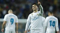 Pemain Real Madrid, Marco Asensio merayakan golnya ke gawang Las Palmas pada laga La Liga Santander di Santiago Bernabeu stadium, Madrid, (5/11/2017). Real Madrid menang 3-0. (AP/Francisco Seco)