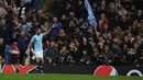 Gelandang Manchester City, Riyad Mahrez berselebrasi usai mencetak gol ke gawang Shakhtar Donetsk selama pertandingan grup F Liga Champions di stadion Etihad, Inggris (7/11). City menang 6-0 atas Shakhtar Donetsk. (AFP Photo/Paul Ellis)