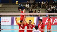 Pemain tim bola voli putra Indonesia, Nizar Julfikar melepaskan serve saat menghadapi Filipina pada laga pertama Grup A cabor bola voli putra SEA Games 2023 di Olympic Complex Indoor Main Hall, Phnom Penh, Kamboja, Rabu (3/5/2023). Tim bola voli putra Indonesia menang 3-0 (25-18, 25-18, 25-23). (Bola.com/Abdul Aziz)