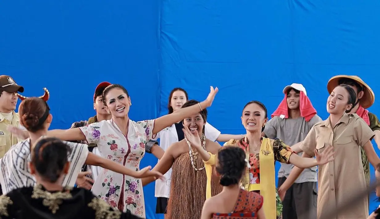 Bak pinang dibelah dua, keduanya tampil ayu kenakan kebaya bernuansa floral dengan warna yang kontras [@yunishara36]