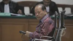 Terdakwa Sutan Bhatoegana terdakwa kasus gratifikasi pembahasaan penetapan APBN-P 2013 Kementerian ESDM, menjalani sidang dakwaan perdana di Pengadilan Tindak Pidana Korupsi (Tipikor), Jakarta, Kamis (16/04/2015). (Liputan6.com/Andrian M Tunay)