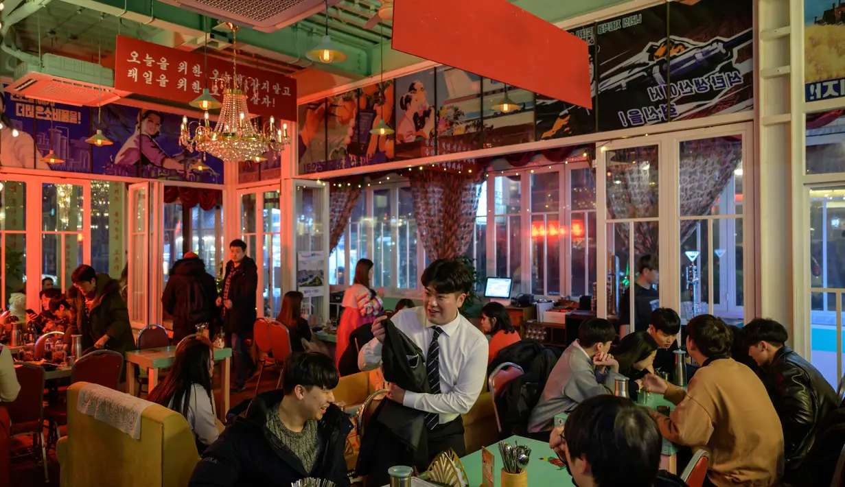Gambar pada 10 Januari 2020 menunjukkan orang-orang mengunjungi Pyeongyang Bar bertema Korea Utara yang terletak di distrik Hongdae Seoul. Satu-satunya bar di Seoul yang bertema Korea Utara itu untuk menawarkan suasana seperti di Korea Utara kepada pelanggan Korea Selatan. (Ed JONES/AFP)