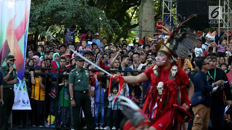 Antusiasnya Warga Bandung Saksikan Karnaval Kemerdekaan 