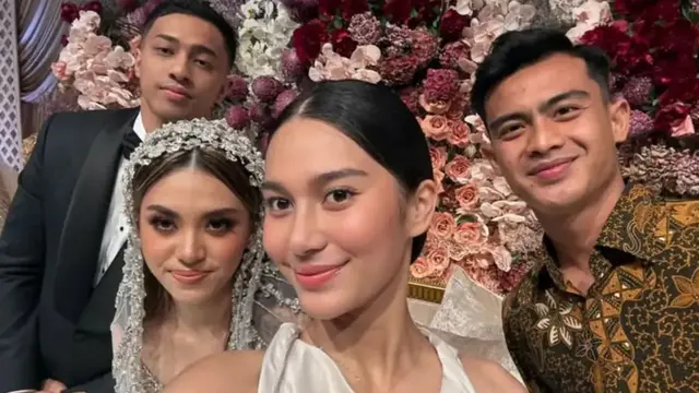 Sleeveless Dress Berbagai Warna Azizah Salsha saat Kondangan. [@azizahsalsha_]