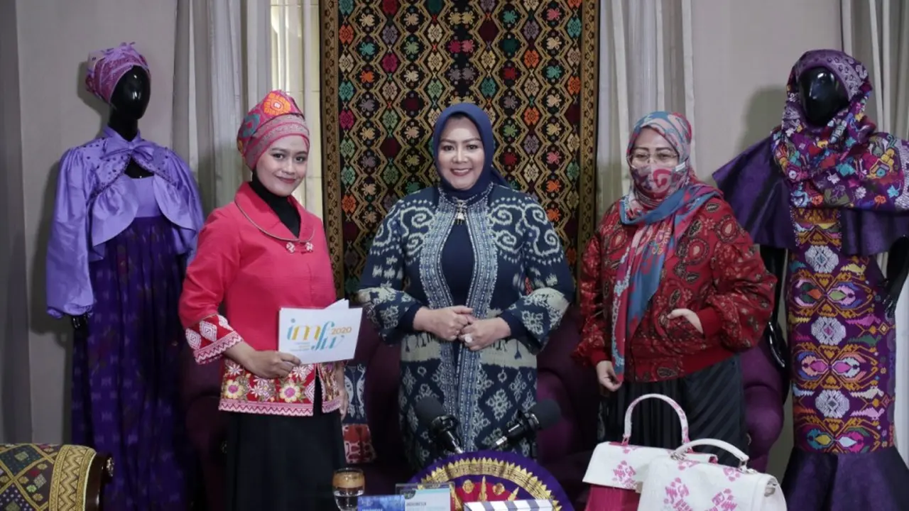 Anna Mariana Ikut Bangga  Christian Dior Pakai Kain Endek Bali