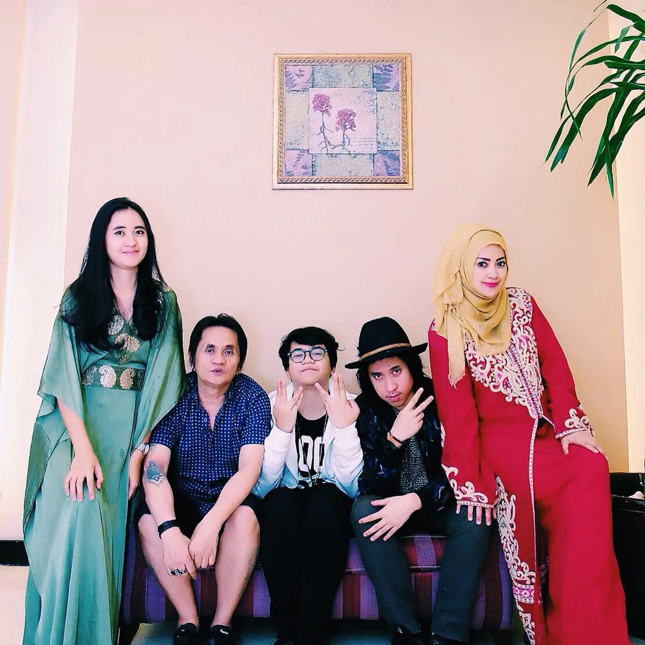 Harmonis, Ini 6 Potret Keluarga Azis Jamrud yang Jarang Terekspos - Hot ...