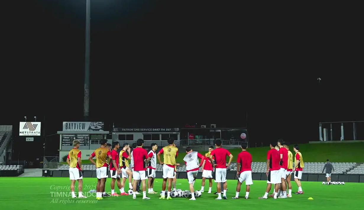 Para pemain Timnas Indonesia berkumpul saat melakukan latihan perdana menjelang laga putaran ketiga Kualifikasi Piala Dunia 2026 melawan Australia di Stadion Netstrata Jubilee, Sydney, Selasa (18/03/2025) waktu setempat. (Dok. PSSI)