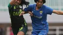 Bek Persib putri, Desi Amelia (kanan) berebut bola dengan pemain PS Tira-Kabo Kartini, Safira Ika Putri Kartini pada leg 2 final Liga 1 Putri 2019 di Stadion Pakansari, Kab Bogor, Jabar, Sabtu (28/12/2019). Persib Putri juara Liga 1 Putri 2019 usai menang 3-1. (Liputan6.com/Helmi Fithriansyah)