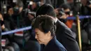 Mantan Presiden Korea Selatan (Korsel), Park Geun-hye tiba di gedung kejaksaan, Seoul, Selasa (21/3). Park akan menjalani pemeriksaan terkait skandal korupsi dan penyalahgunaan wewenang yang berdampak pada pemakzulannya. (Kim Hong-ji/Pool Photo via AP)