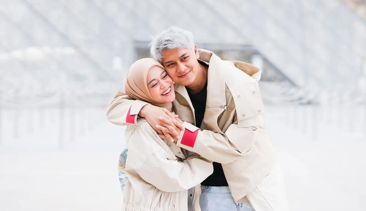 Momen mesra juga diperlihatkan Lesti Kejora dan Rizky Billar saat berada di Paris. Dengan latar belakang Piramid Louvre, keduanya berpose sambil berpelukan. (Foto: Instagram/@lestykejora)