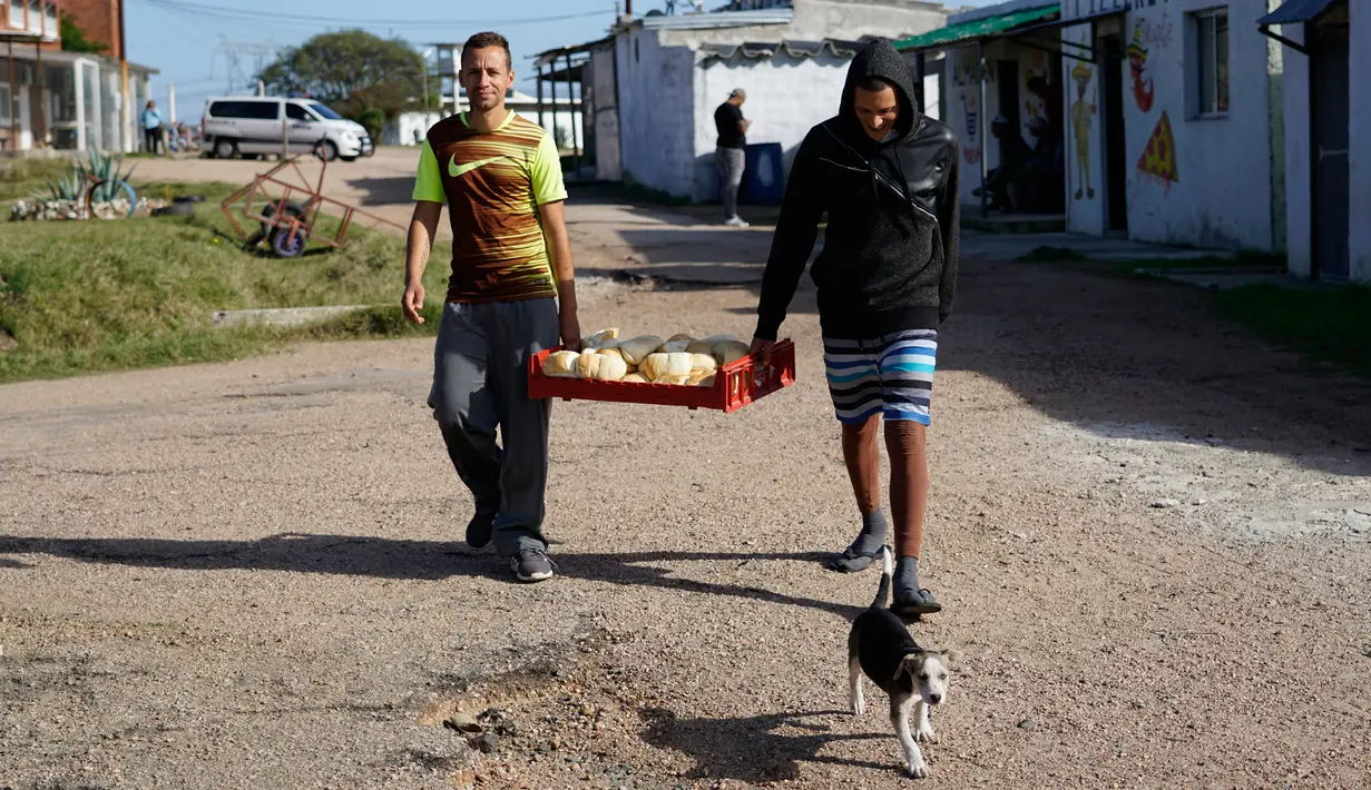 Narapidana membawa roti ke sel mereka di Penjara Punta de Rieles, Montevideo, Uruguay, 15 Mei 2019. Toko roti yang berada di Penjara Punta de Rieles dijalankan oleh mantan narapidana. (AP Photo/Matilde Campodonico)